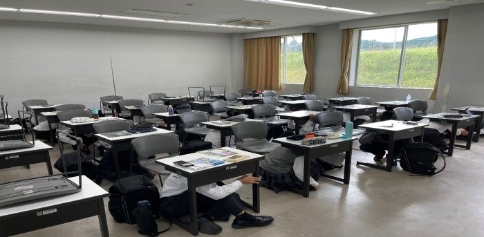 令和6年（2024年）に実施した教室内シェイクアウト訓練の様子