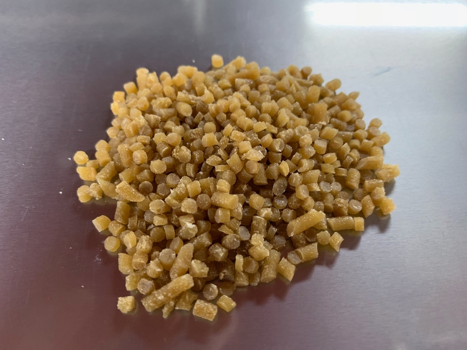 竹、木、植物、廃木材を複合化させた100%天然バイオマス生分解性樹脂(石油0)