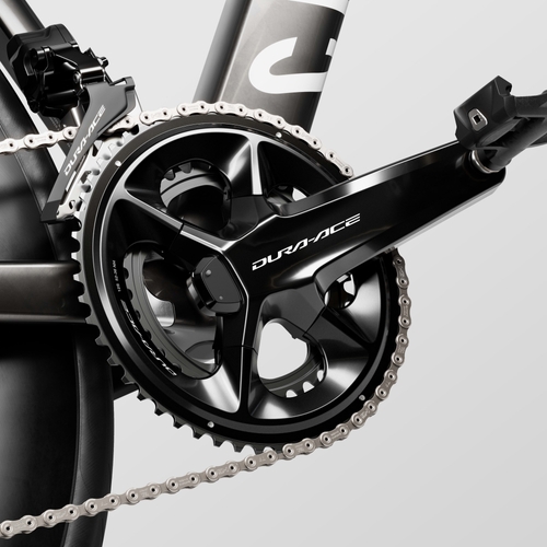 ショートクランクへの刷新: 新型エンデュレースは、Canyonのロードバイクとして初めて、クランク長の全面的な短縮を採用しました(例 XSサイズ:従来170mm → 160mm)。これにより股関節の可動域が広がり、関節への負担を軽減しながら、より高いケイデンスでのペダリングを可能にします。