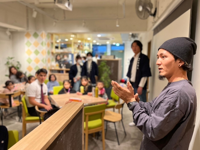 食卓を囲んで笑顔あふれる「だんらん食堂」。農家さんが来てくれると、子どもたちはたくさん野菜を食べてくれます。