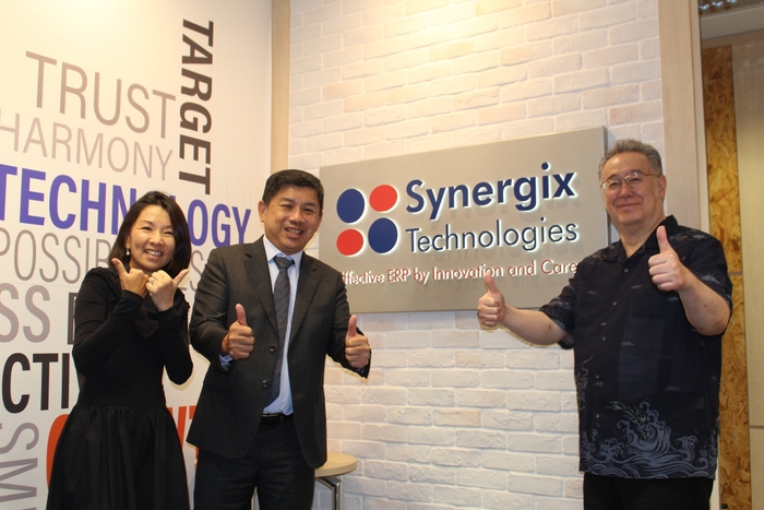MJS社長・是枝（右）とSynergix社の創業者で代表のKOH（中央）とLIM（左）