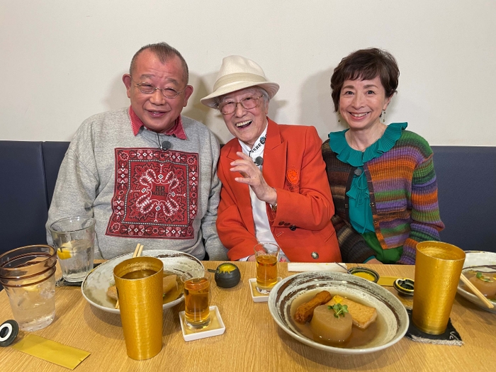 左から、鶴瓶さん、浜村淳さん、阿川さん　大阪・天満にあるおでん屋さんで味わいつつ語り合います