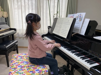 小さいお子さんが楽な姿勢で演奏できる、 セミオーダーのグランドピアノ用補助譜面台が販売開始