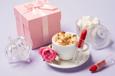 「ヘーゼルナッツのホットチョコレート リップスティックチョコレートを添えて」