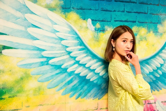 ■キラキラ羽根の絵画はアップや斜めからのカットも絵になります!