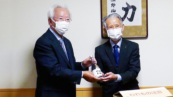 5月11日に社会福祉法人旭川荘に訪問し、消毒用の「さけひとすじ72」を寄付。その様子はRSK(山陽放送)で放送される。(写真左が利守酒造代表 利守 忠義、写真右が旭川荘 末光 茂理事長)