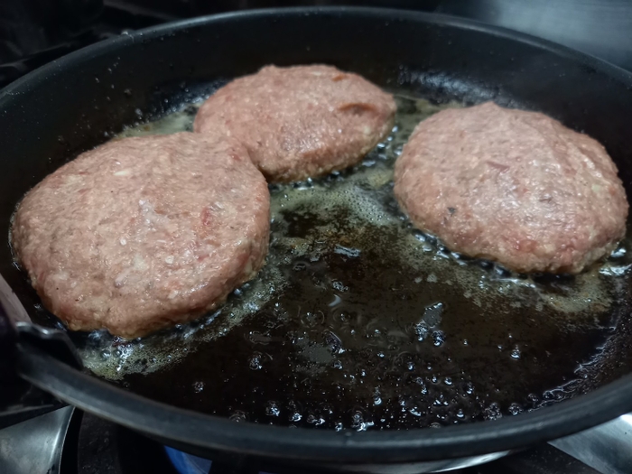 旨味が詰まった飛騨牛１００％ハンバーグ