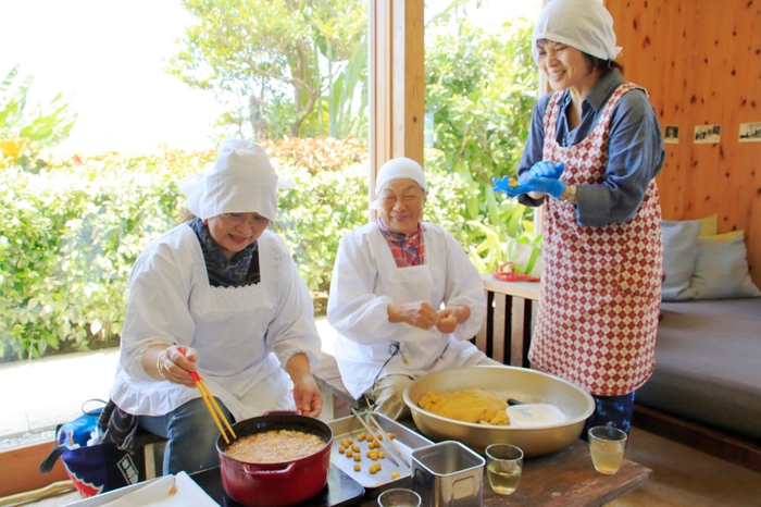 【星のや竹富島】第6回集落の日 たけこばあのさたくんこう作り