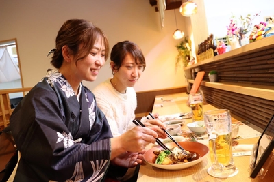 メバルの煮付けに舌鼓を打つ女性客