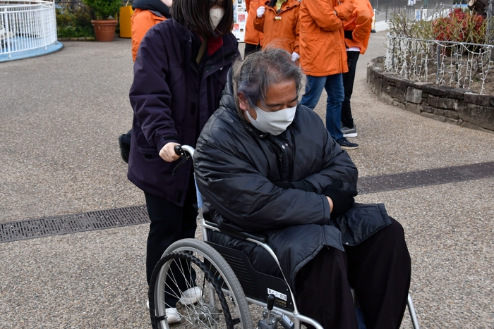 車いすを使った避難誘導の様子