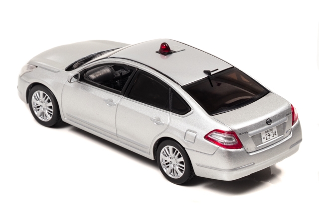 左後:1/43 日産 ティアナ 250XV (J32) 2015 鳥取県警察交通部交通機動隊車両(覆面 銀)