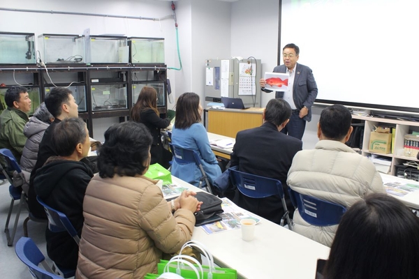 山本准教授の話に熱心に聞き入る視察団一行