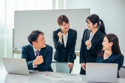 指示役になりきって目的達成を目指すゲームを体験しているイメージ_体験型研修サービス「ミズカラ」