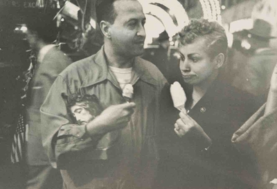 《聖ジェナーロ祭、ニューヨーク》1948年 San Gennaro, NYC, 1948 (C) Robert Frank