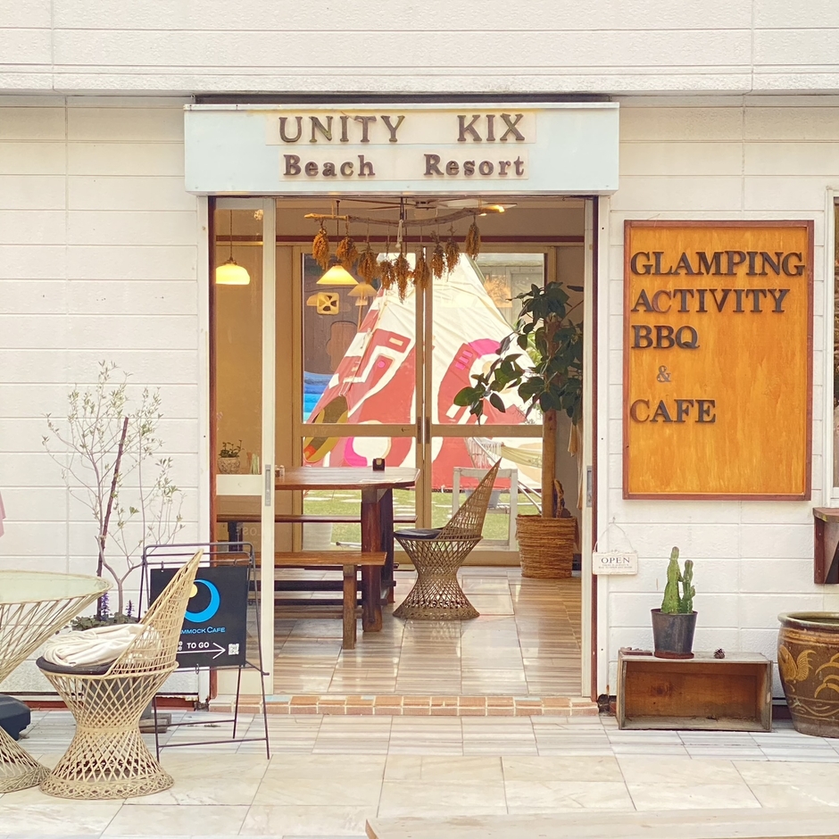 ハンモックカフェ フィールドにネイティブ・アメリカン ティピーテントが建つ季節もある