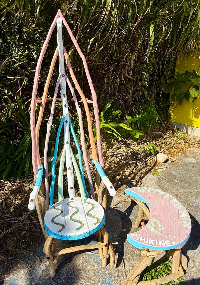 背もたれには、チャクラに沿ったパワーストーンが埋め込まれています