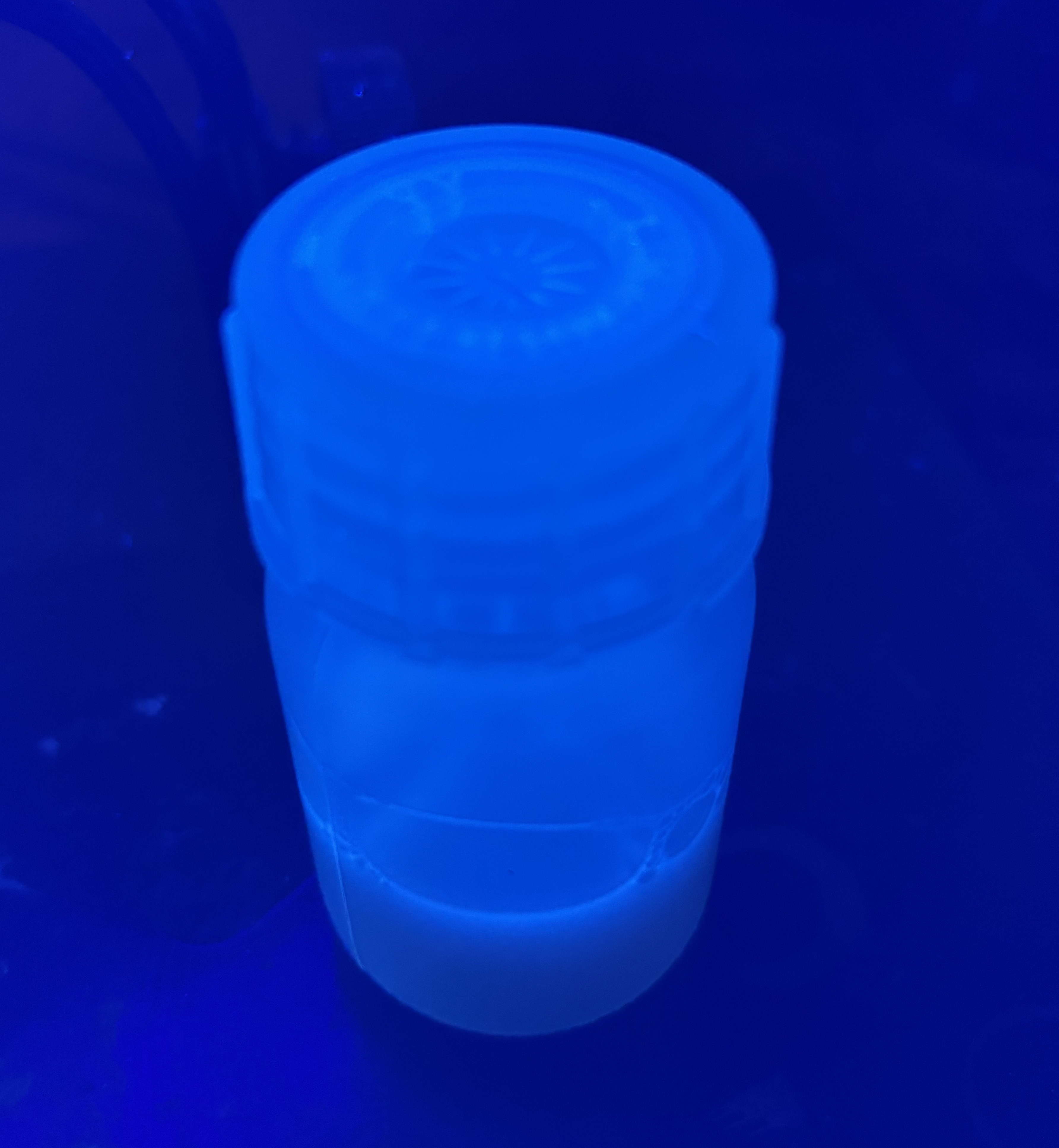 農薬としての効果を確認した有機バイオマス系廃棄物から合成した量子ドット(紫外線照射下)