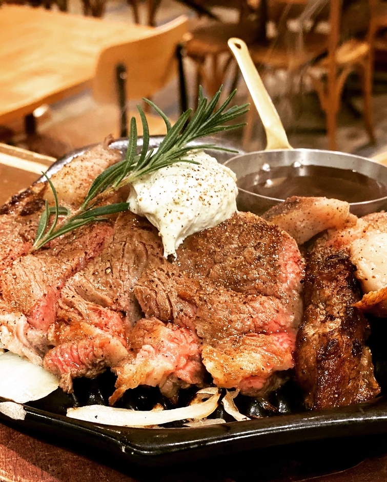 NICK STOCK 骨付きリブロースのビステッカサワークリーム添え