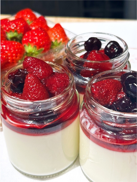 博多ホワイトチョコのプリン　ベリーソース 〜甘酸っぱいベリーに起こされる、白いプリンの朝〜