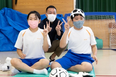 元Jリーガー廣瀬智靖さん　組み立て式サッカーボールを山形県立村山特別支援学校へ寄贈