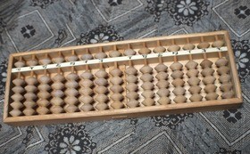 返礼品:木製そろばん(10,000円) 蔵で保管されていた古いもの。商家で使われていた古いそろばんをお送りいたします。
