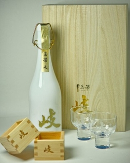 桐箱に「岐 まろやか熟成」、升、暗闇で光るぐい飲みが入ったスペシャルパッケージ