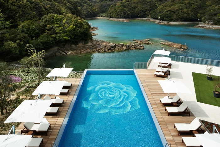 自然に囲まれたインフィニティプール