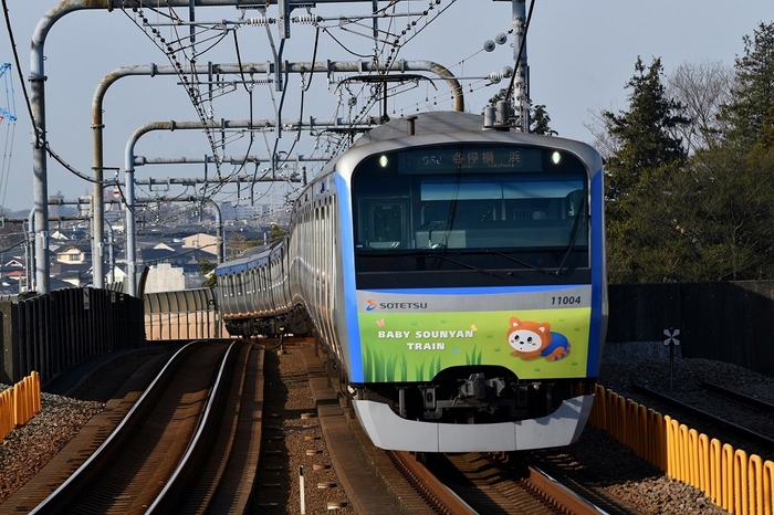 六代目 「自然の中のベビーそうにゃん」をテーマに、自然のなかで動物の友達とたわむれたり、遊んだりする姿に癒され、微笑みの温かい気持ちになるイメージで窓上枠上部やガラス面などへラッピング