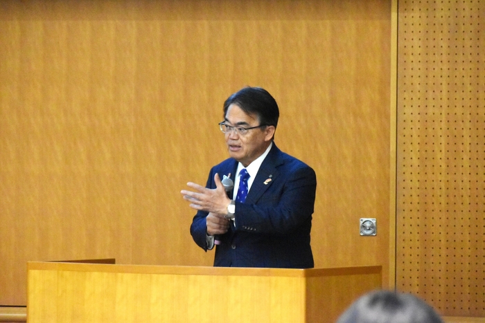 締めくくりの挨拶をする大村知事