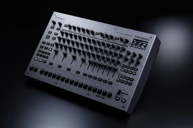 伝説的な「TR-808」「TR-909」サウンドを継承する アナログ音源搭載　 リズムマシンのフラッグシップ・モデル『TR-1000』を発売