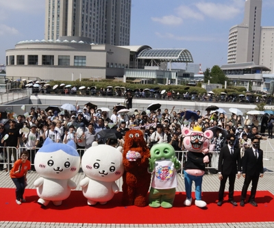 並び左から西山喜久恵アナウンサー、ハチワレ・ちいかわ、ムック・ガチャピン、まんぷく昼太郎、ハンター