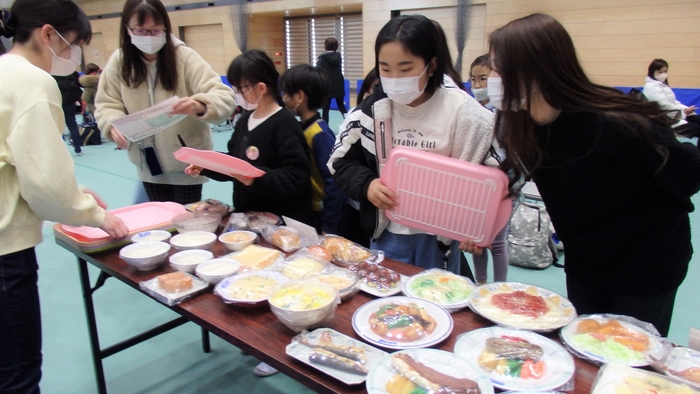 栄養学科「おさかなクイズ！　わたしもぼくキッズ栄養士！！～コンピュータであなたの食事の栄養をチェック～」