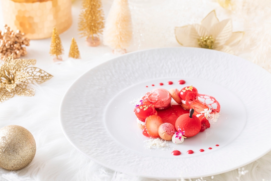 デザート / 真実の愛:赤色で統一した世界観のアシェットデセール。苺のタルトジュレ、プチシュー、りんごモチーフの苺ムース、ラズベリーのシャーベットで爽やかな酸味とほのかな甘みに仕上げた見た目も愛らしい一品。