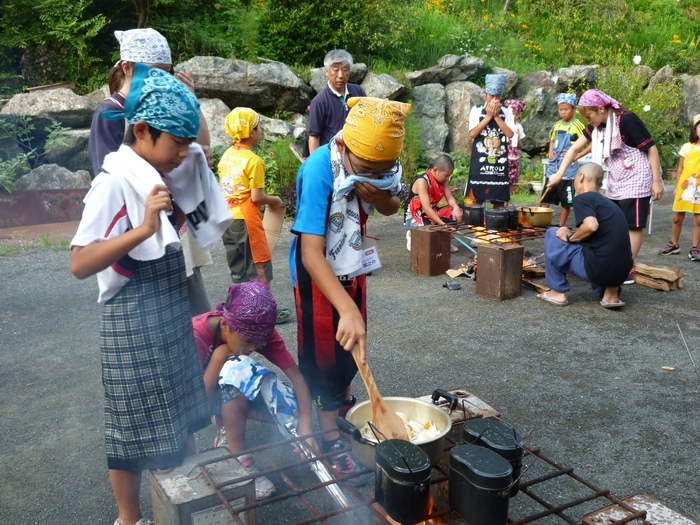 飯ごう炊さん体験　収穫した野菜をつかって夕食作り