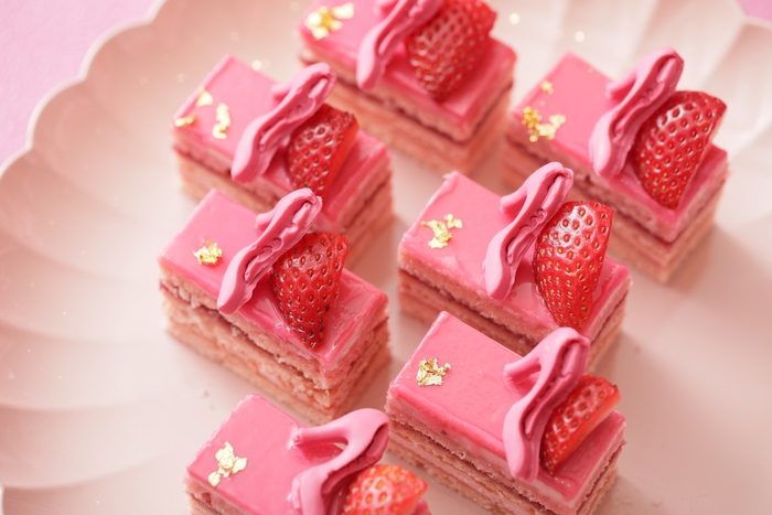 ▲苺とラズベリーが香るハイヒールモチーフのチョコレートが可愛いピンクフレーズオペラ~ハイヒール~