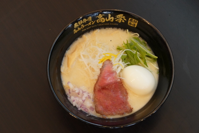 ラーメンは人気の牛骨白湯と高山らしい牛骨清湯醤油の2種類