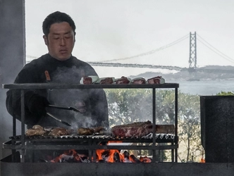 炎と香りを楽しむライブBBQ　明石海峡大橋を望むZAZAZAで大型グリルの肉焼きコーナー

