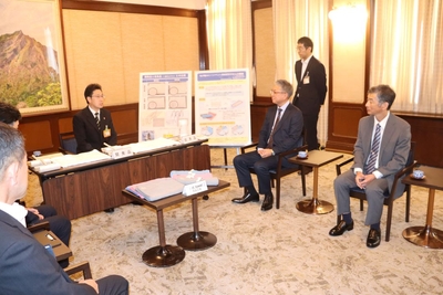 産官学連携への期待感を表明する菅副知事(左から2人目)