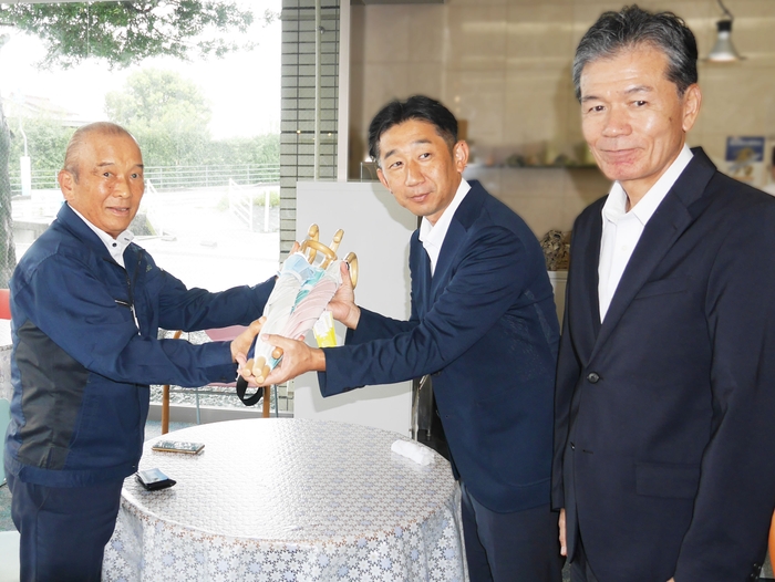 御礼の訪問の様子(左から高知黒潮ホテル 岡崎氏、香南市長、香南市教育長)