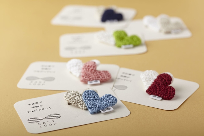 一番人気のハートブローチ 編み手さんによって形に個性が出る