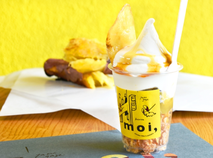 ソフトクリームにつぼやきいものペースをトッピング「moi,ソフト」500円(税込)