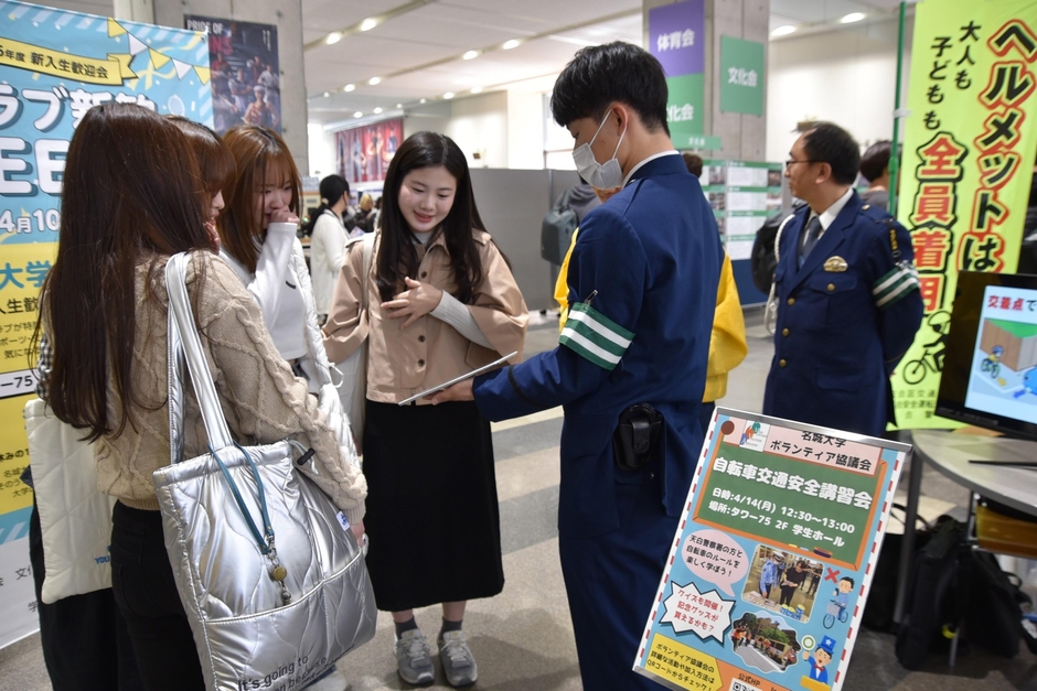 クイズをする学生たち