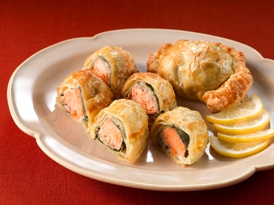 サーモンと茸のパイ包み焼き 白ワインソース添え