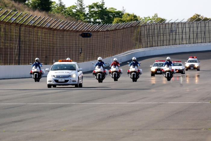 レーシングコースを舞台にした街をまもるクルマのパレード