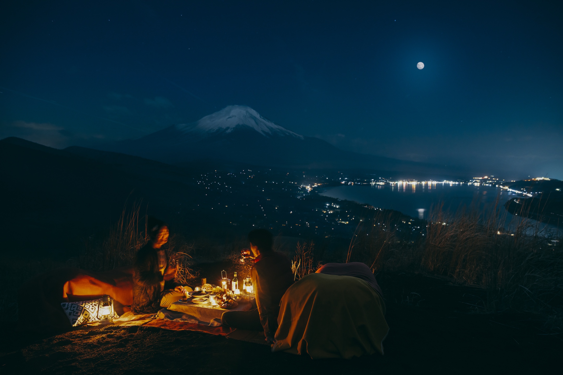 星のや富士　富士の絶景を望みながら秋の月夜を楽しむ1日1組限定プログラム「富士ムーンナイトピクニック」開催　期間：2020年9月1日〜11月30日　半月・満月の夜限定