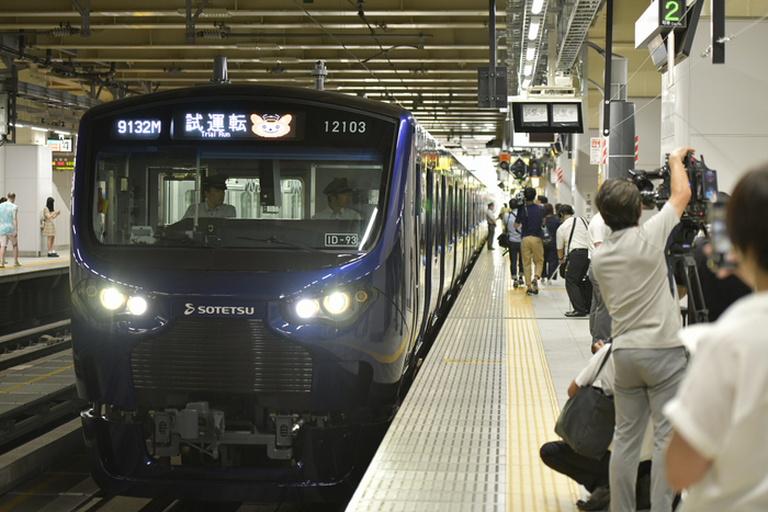 新宿駅５番線に入線する「１２０００系」①