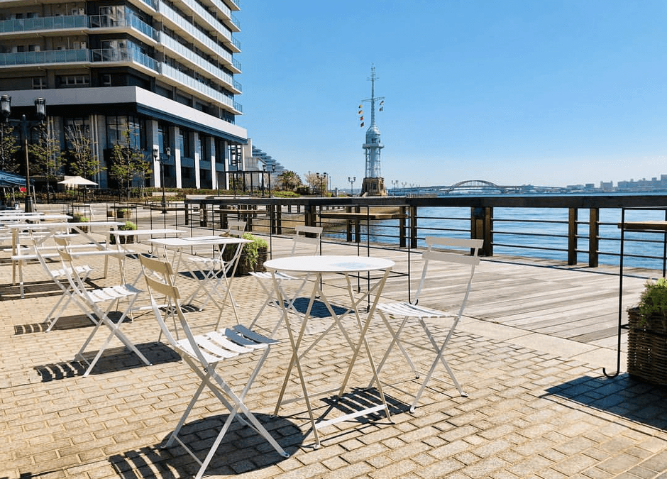 海を眺めるテラス席