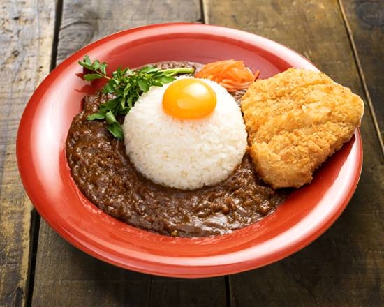 ジューシーなとんかつを載せた、ローストンカツカレー。