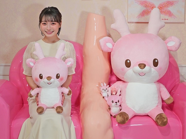 左：ジャンボ／右：スーパージャンボ／モデル：安井南さん ※スーパージャンボの横にあるグッズはセール対象外