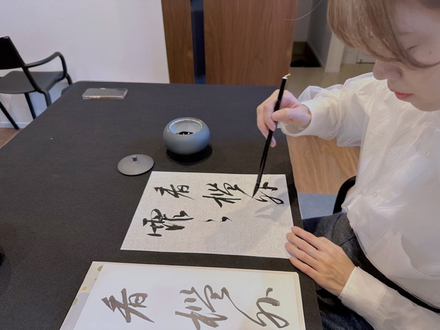 「九谷焼 墨池」を使用する書家 石野華鳳(2)